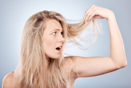 Combate los daños en el cabello maltratado químicamente al usar tratamientos adecuados para fortalecerlo.